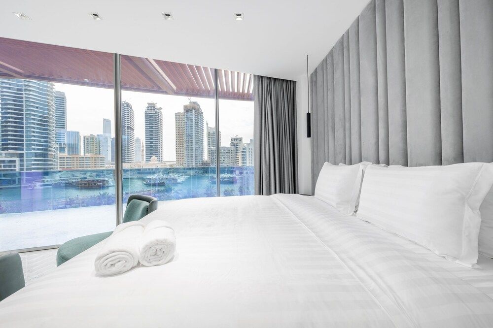 Luxe Dubai Marina 3Flr 4BR w Pool Sauna