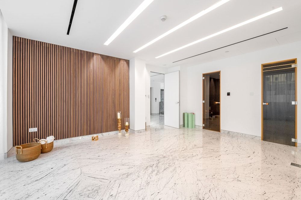 Luxe Dubai Marina 3Flr 4BR w Pool Sauna