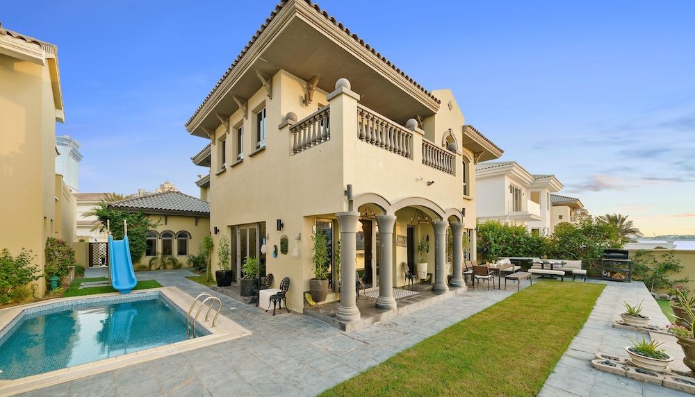 Manzil -Exquisite 5BR Villa in Palm w Beach Access