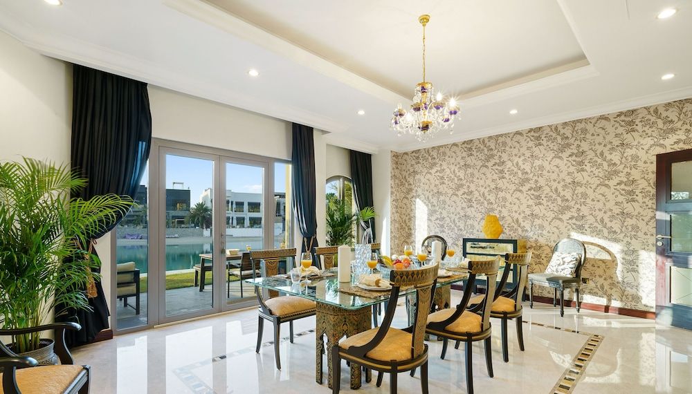 Manzil -Exquisite 5BR Villa in Palm w Beach Access