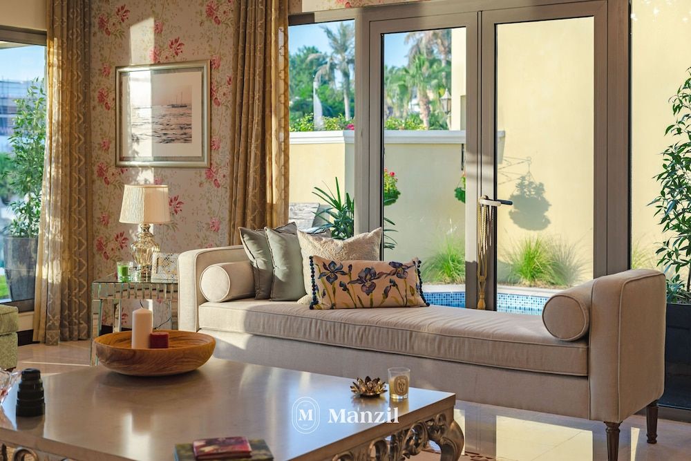 Manzil -Exquisite 5BR Villa in Palm w Beach Access
