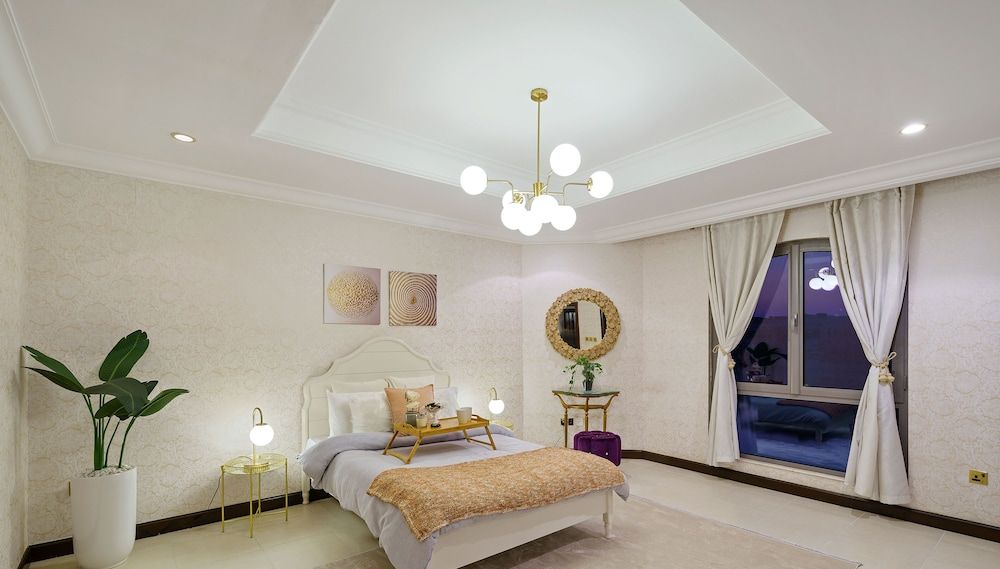 Manzil -Exquisite 5BR Villa in Palm w Beach Access