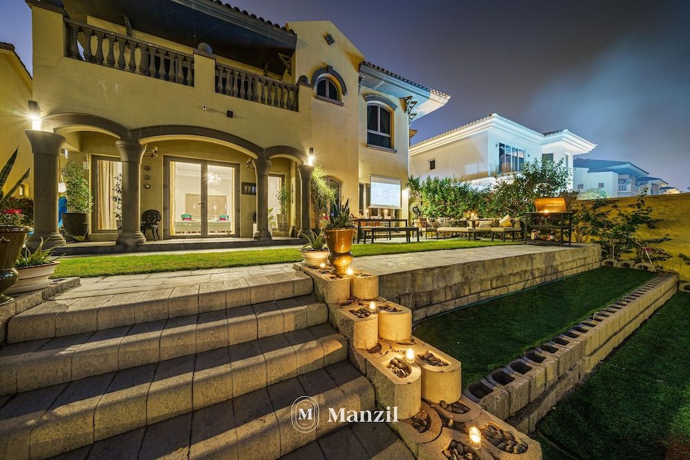 Manzil -Exquisite 5BR Villa in Palm w Beach Access