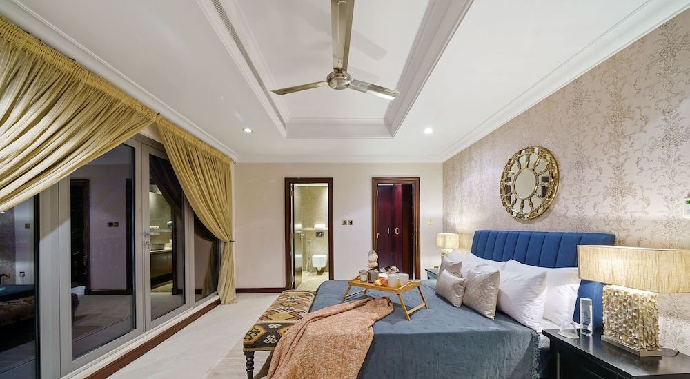 Manzil -Exquisite 5BR Villa in Palm w Beach Access