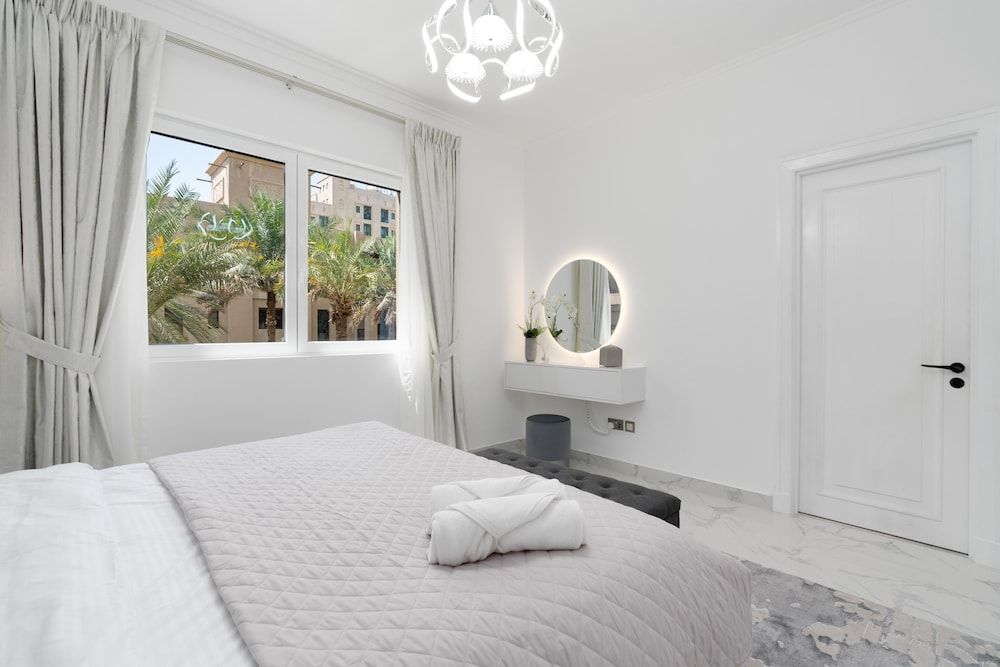 Whitesage - Fully Renovated Spacious 2BR Apt. with Burj Views