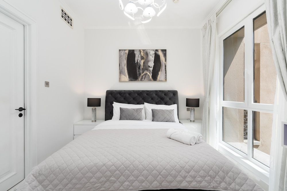 Whitesage - Fully Renovated Spacious 2BR Apt. with Burj Views