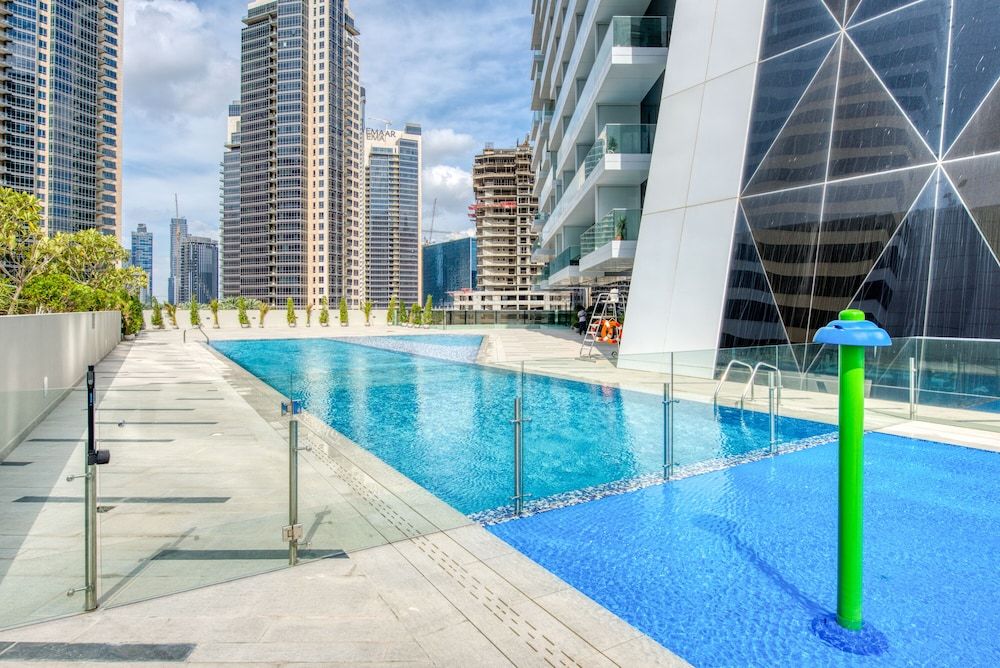 Maison Privee - Sleek and Sunny Apt in Business Bay w/ Canal Views