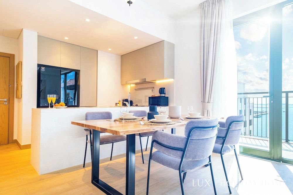 LUX  The La Rive Sea View Suite