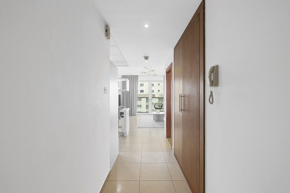 Pure Living - Mesmerizing Marina-View Apartment With Balcony