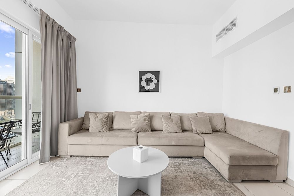 Pure Living - Mesmerizing Marina-View Apartment With Balcony