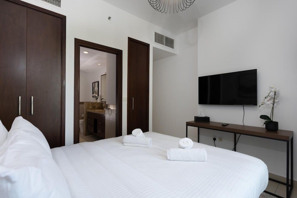 Luxury 2BR Downtown Apt With Burj Khalifa View Apartment 18