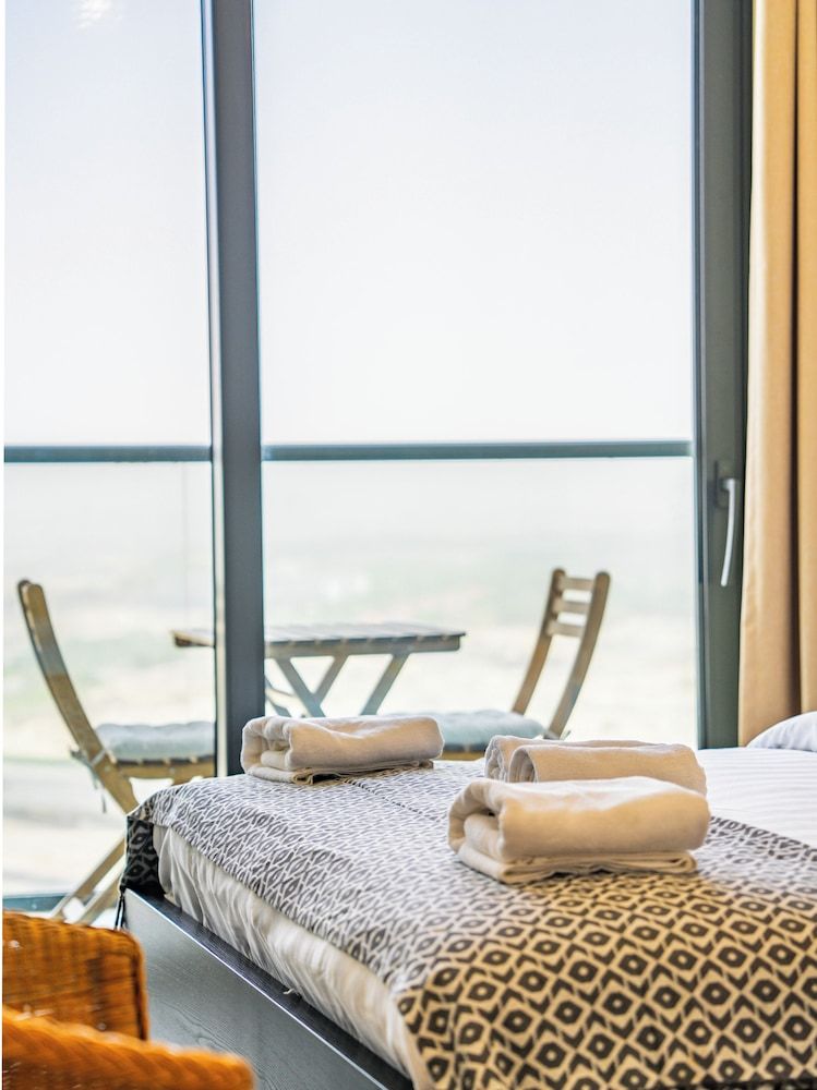 Beautiful Cityscape Views From This Urban Retreat