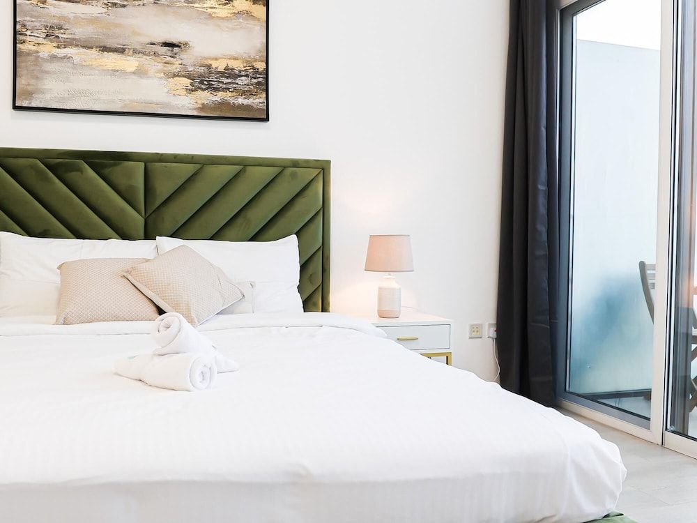 Elite LUX Holiday Homes - Bloom Studio Luxury Meets Leisure in JVC Dubai