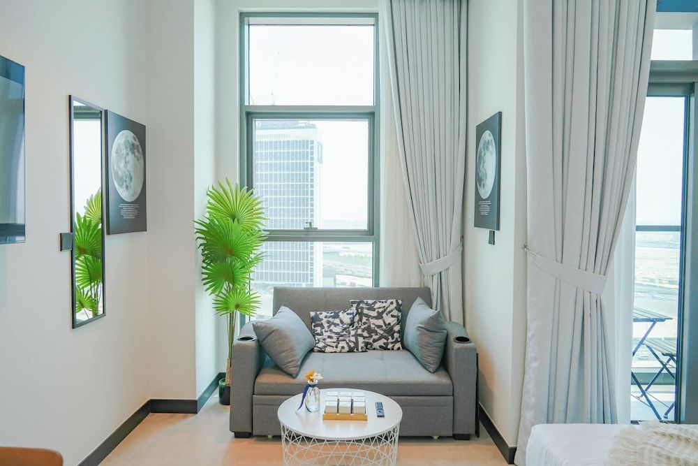 Yogi - Stylish Loft With Balcony Overlooking City Views