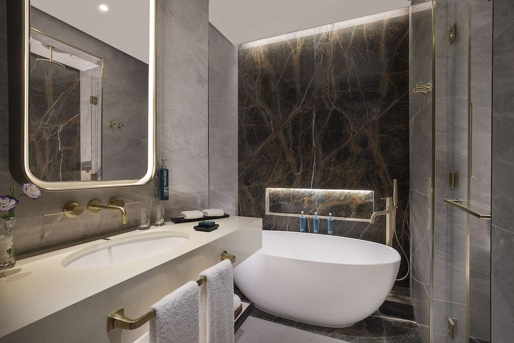 Embassy Suites By Hilton Dubai Business Bay King Guest Room 3