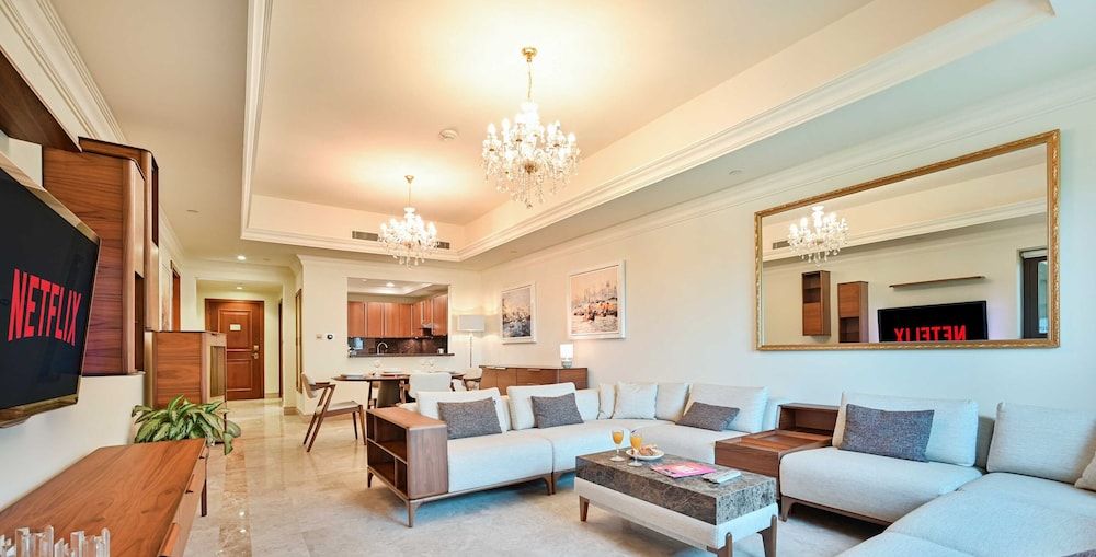LUX  The Elegant Fairmont Palm Suite