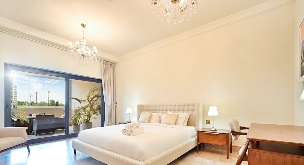 LUX  The Elegant Fairmont Palm Suite