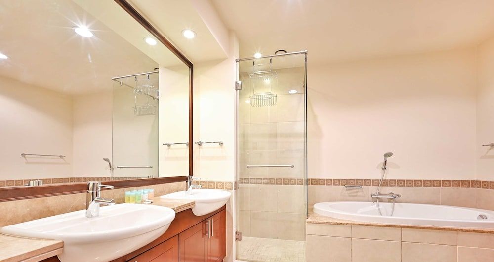 LUX  The Elegant Fairmont Palm Suite