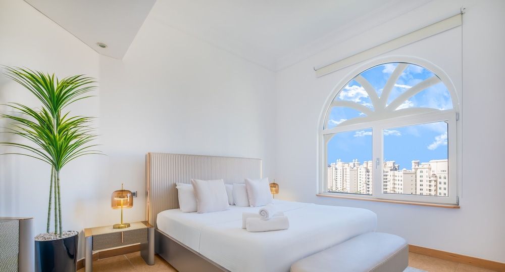 LUX The Shoreline Penthouse Suite