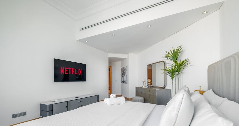 LUX The Shoreline Penthouse Suite
