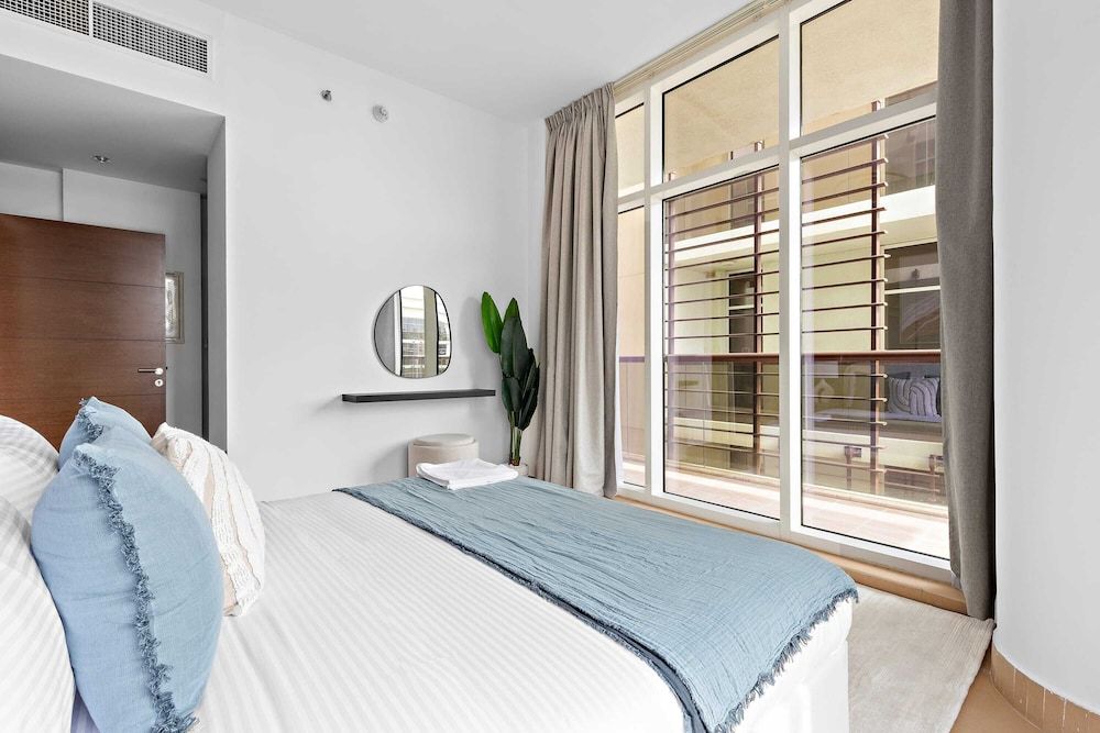 Grand Apartment, Balcony