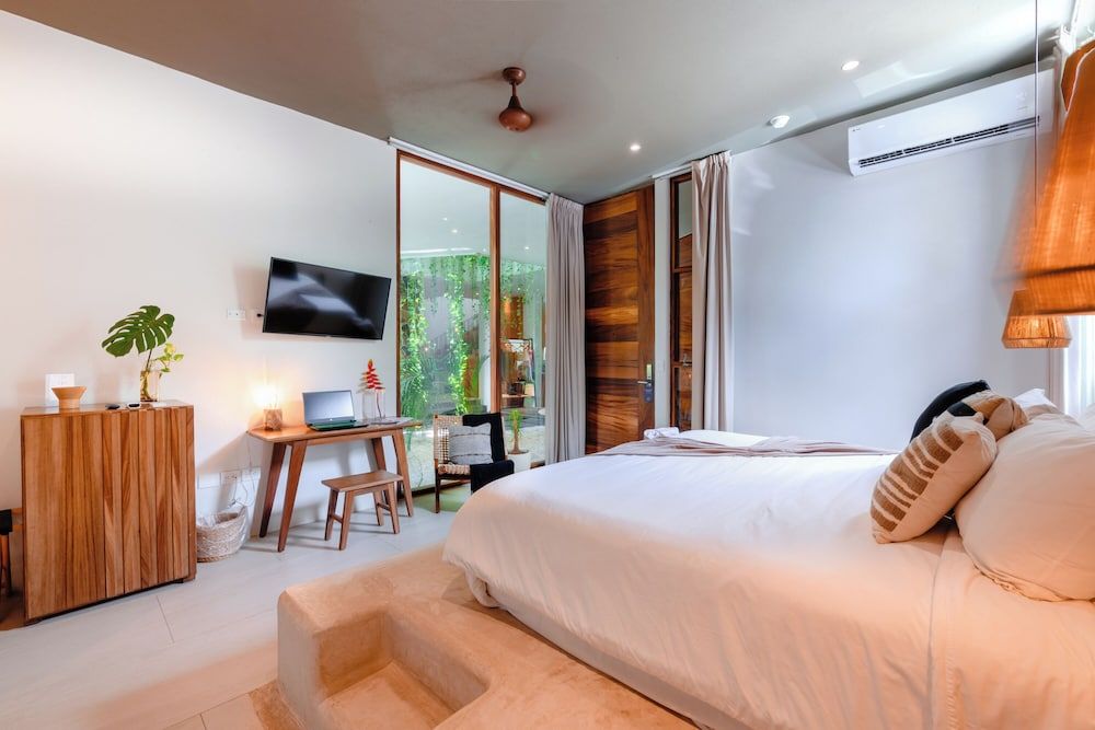 Deluxe Room, 1 King Bed, Private Bathroom