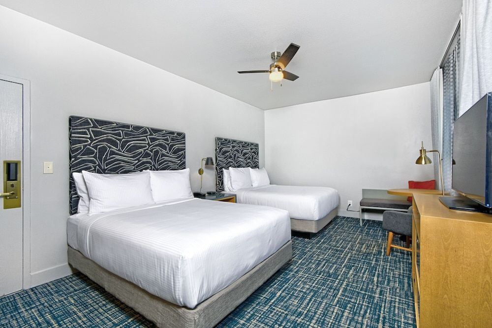 Deluxe Room, 2 Queen Beds, Non Smoking, Courtyard View