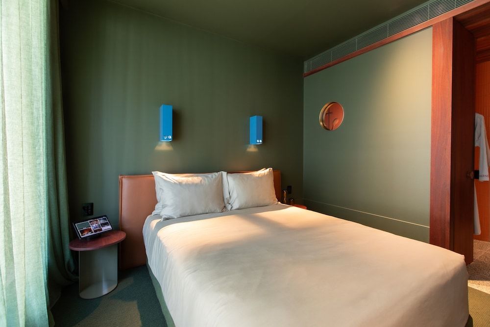 Hyde Melbourne Place Room, 1 Queen Bed, Accessible