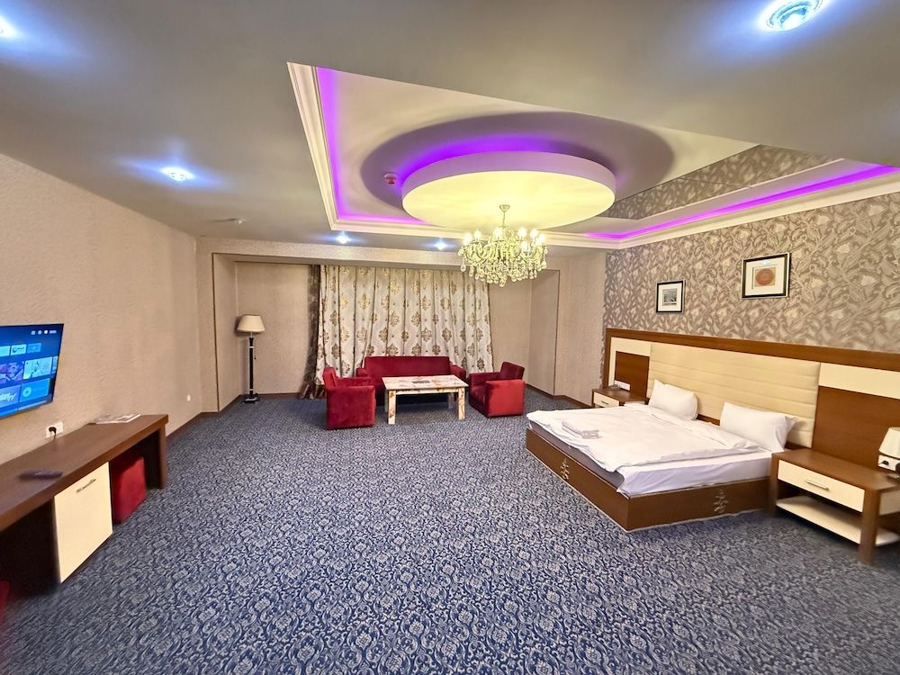 Montinn Premier Hotel Comfort Double Room, Balcony, City View 2