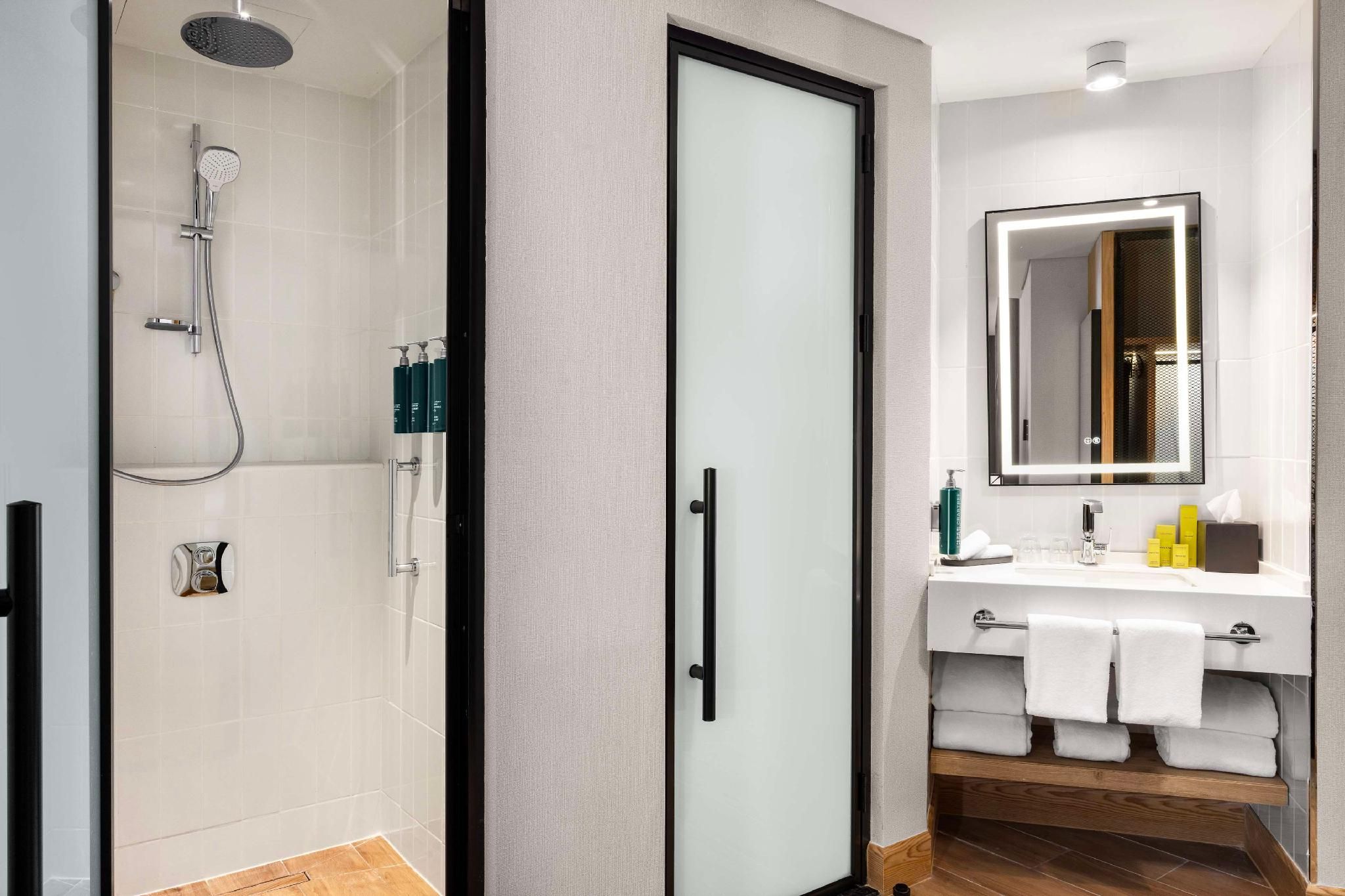 King Deluxe Room W/sofa Bed City View High Fl