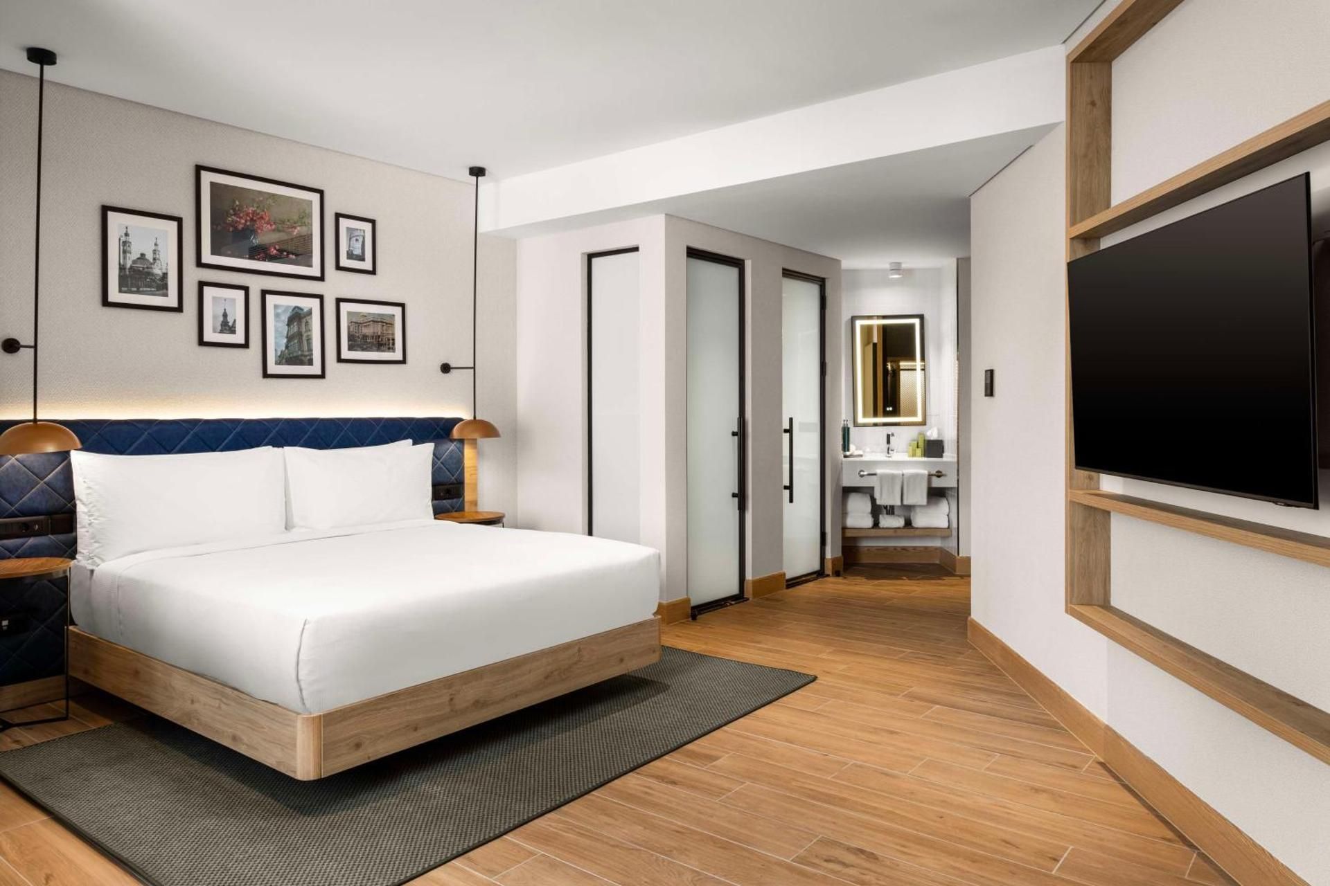 King Deluxe Room W/sofa Bed City View High Fl