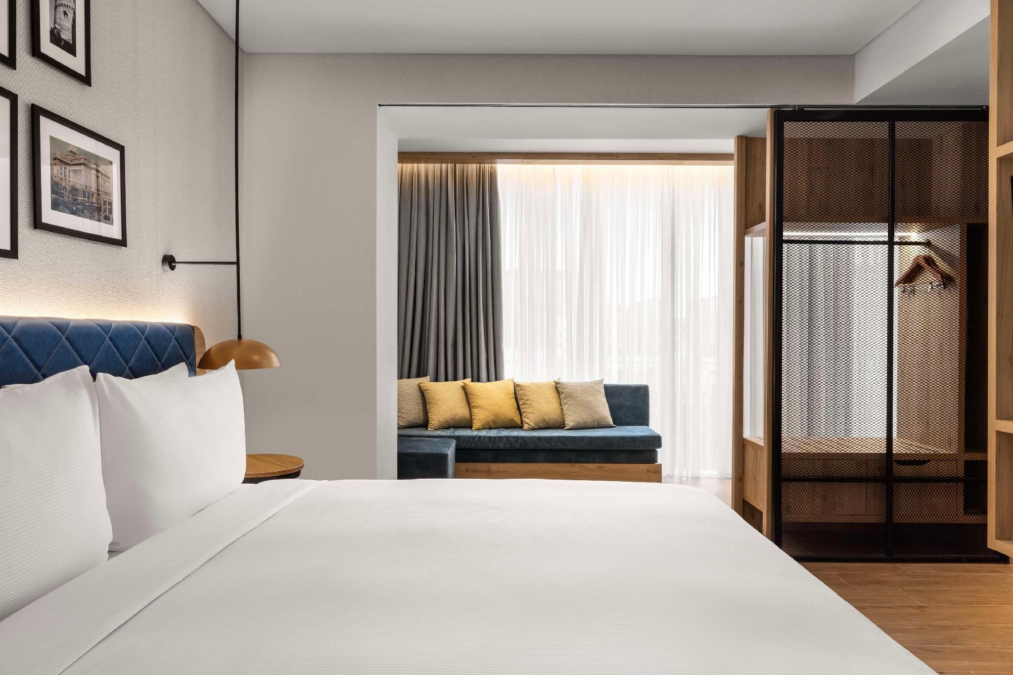 King Deluxe Room W/sofa Bed City View High Fl