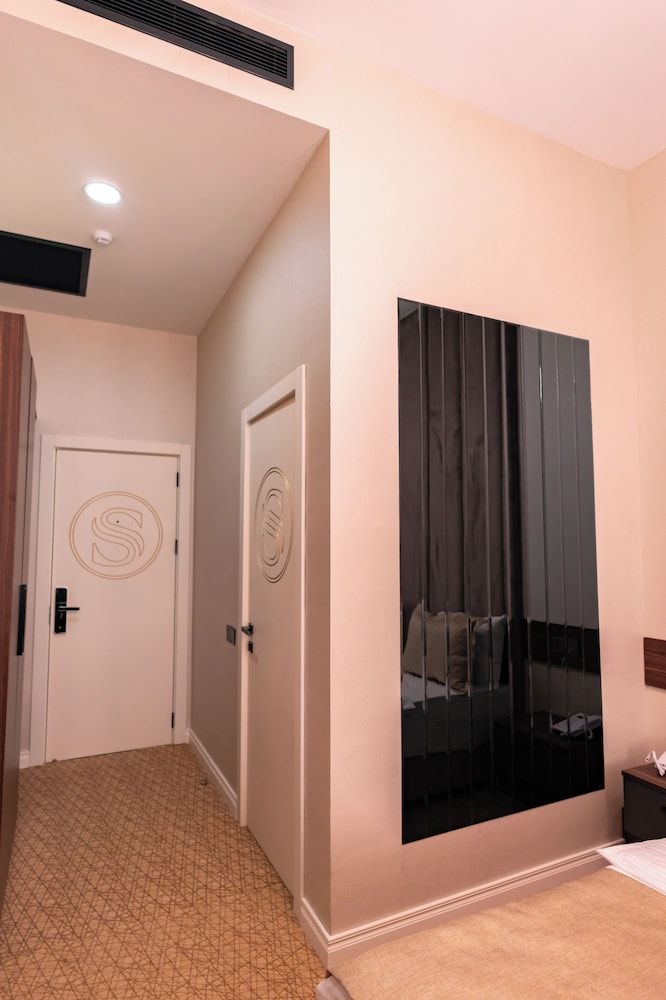 SECRET HOTEL Standard Room, City View 10