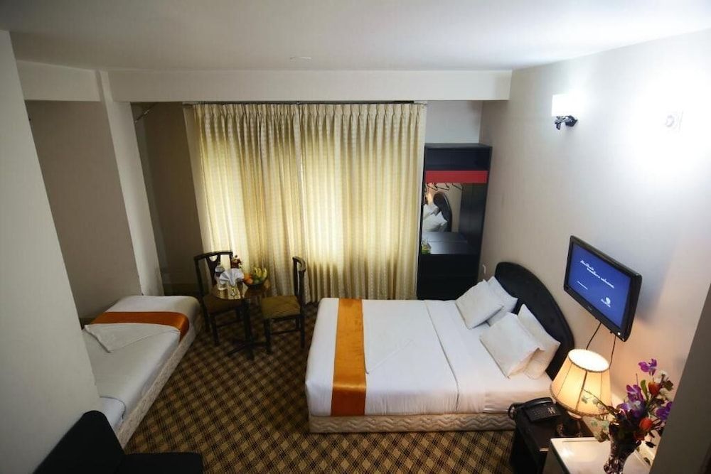 Hotel Holiday Xpress Deluxe Twin Room, City View 2