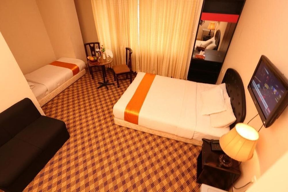 Hotel Holiday Xpress Deluxe Twin Room, City View 3