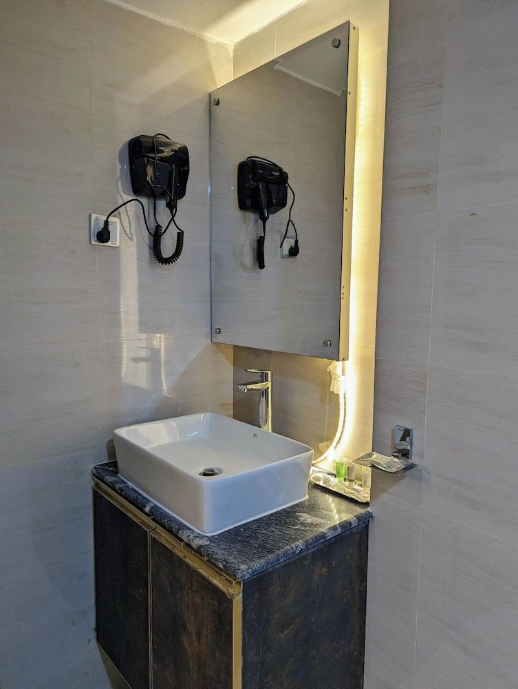 Hotel Royal Bengal Dhaka Deluxe Room, City View 4