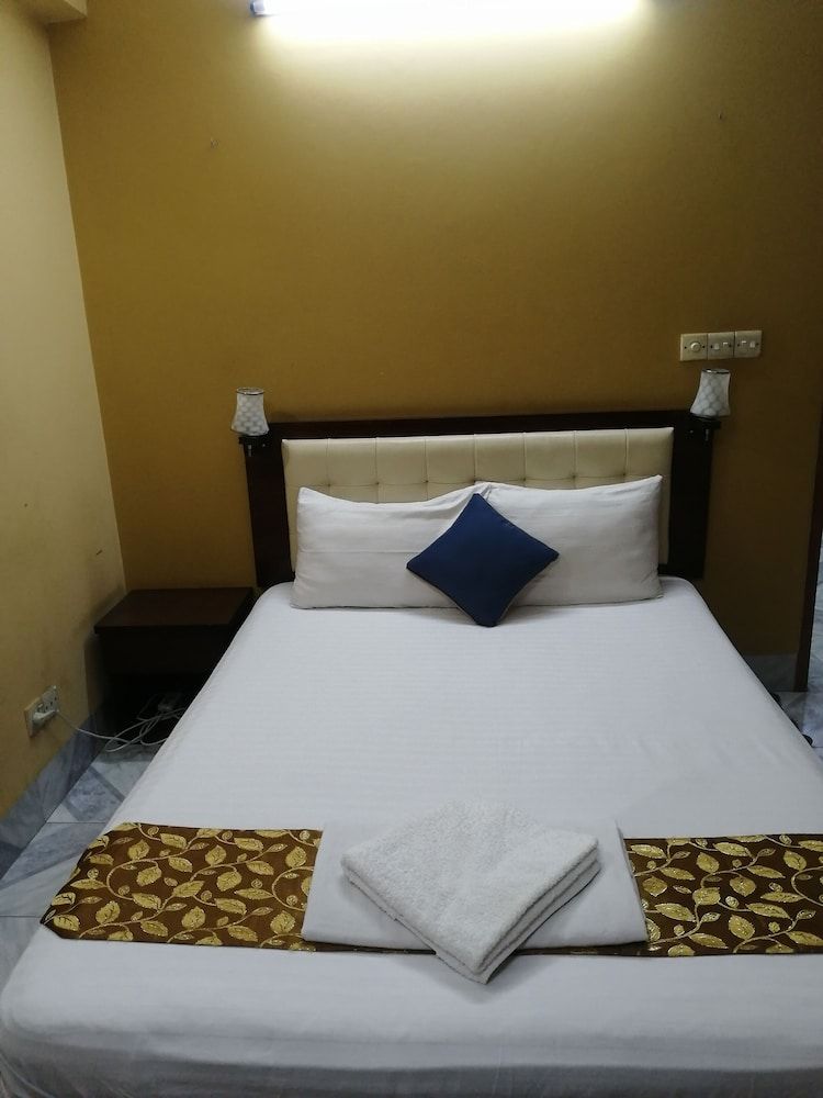 Maple Crest Service Apartment Deluxe Double Room 3