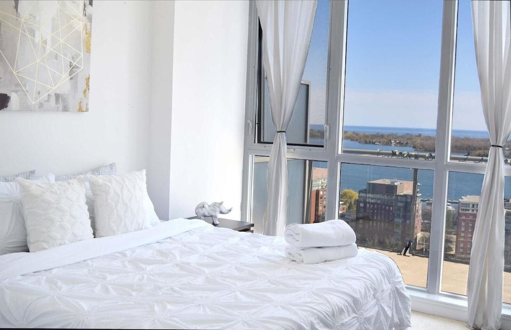 Beautiful Serviced Suites with Lake Views