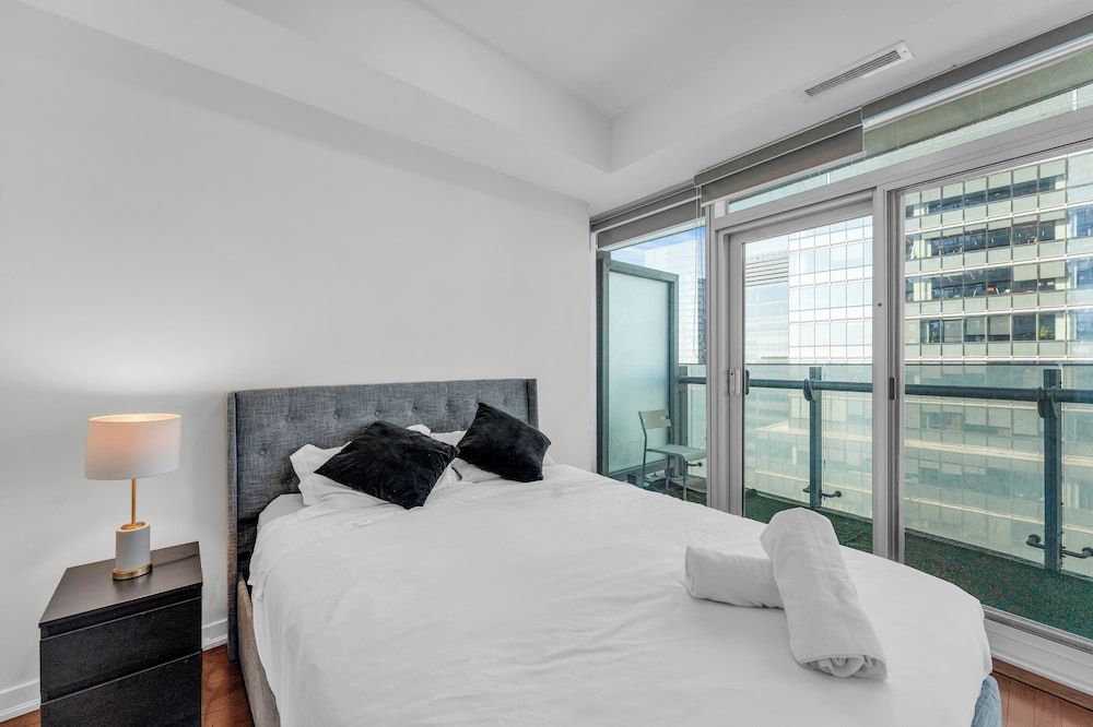 Elegant Suites - CN Tower & Lake View Junior Suite 5