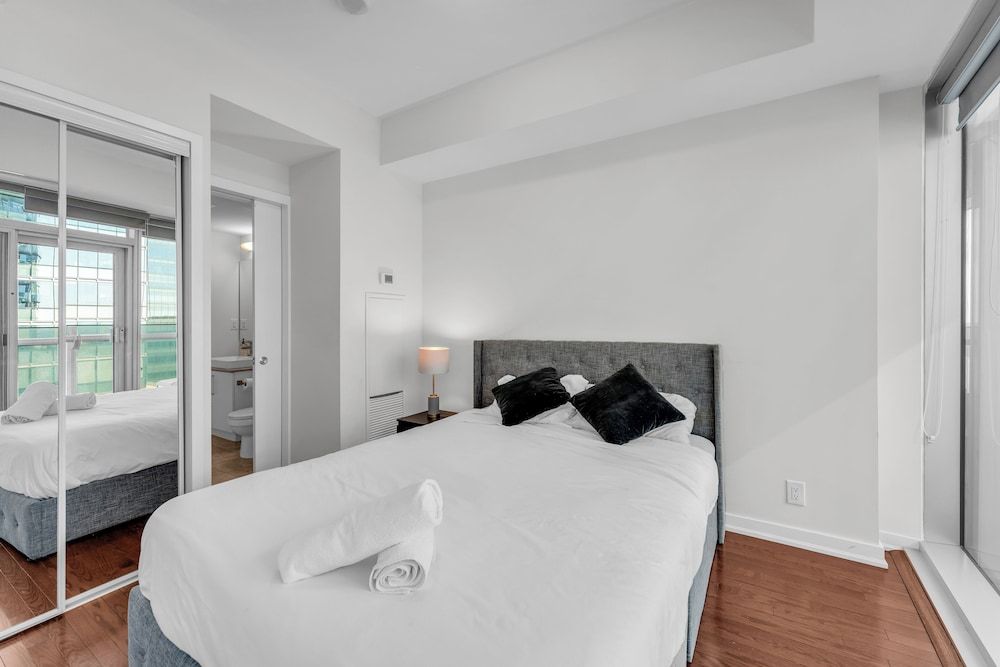 Elegant Suites - CN Tower & Lake View Junior Suite 3