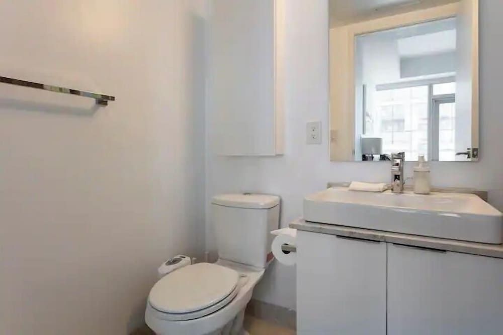 Elegant Suites - CN Tower & Lake View Classic Suite 7