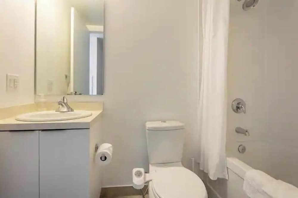 Elegant Suites - CN Tower & Lake View Classic Suite 6