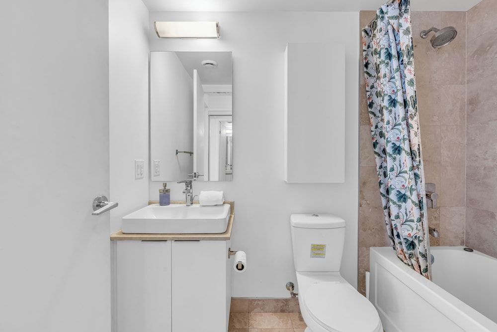 Elegant Suites - CN Tower & Lake View Economy Suite 6