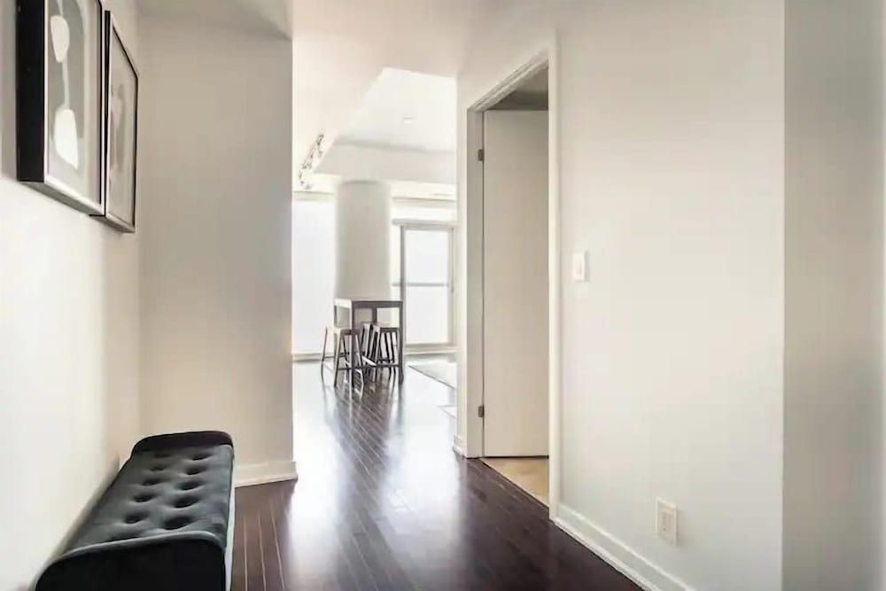 Elegant Suites - CN Tower & Lake View Classic Suite 8
