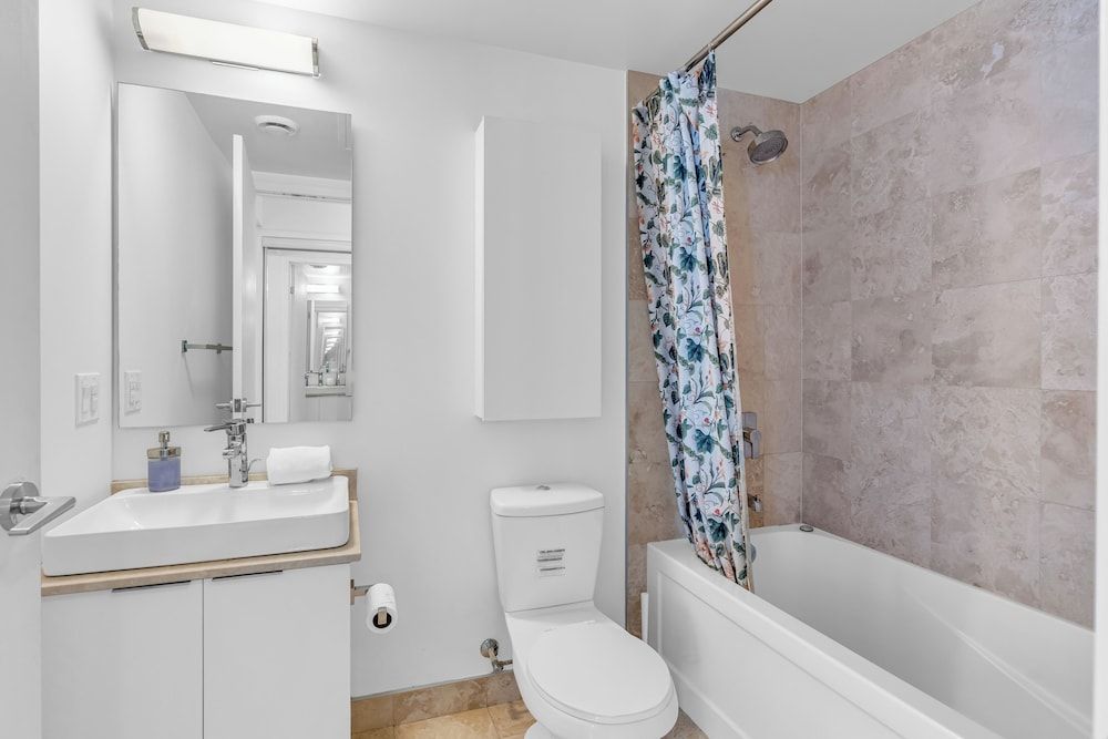 Elegant Suites - CN Tower & Lake View Economy Suite 5