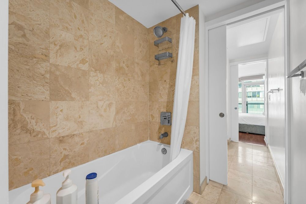 Elegant Suites - CN Tower & Lake View Junior Suite 8