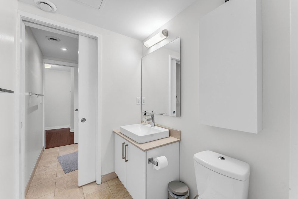 Elegant Suites - CN Tower & Lake View Junior Suite 7