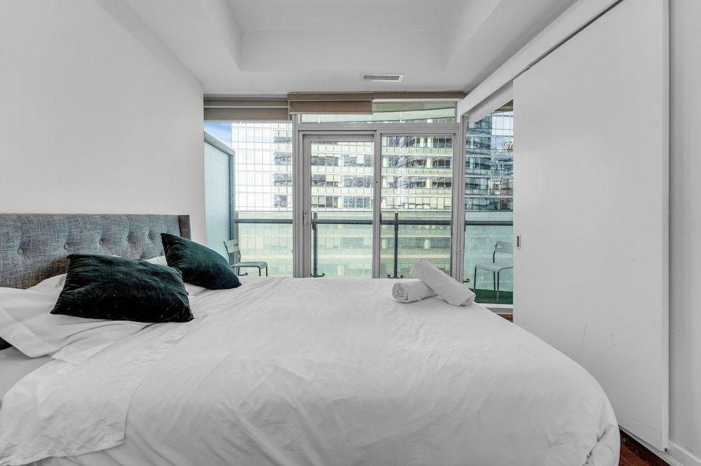 Elegant Suites - CN Tower & Lake View Junior Suite 4