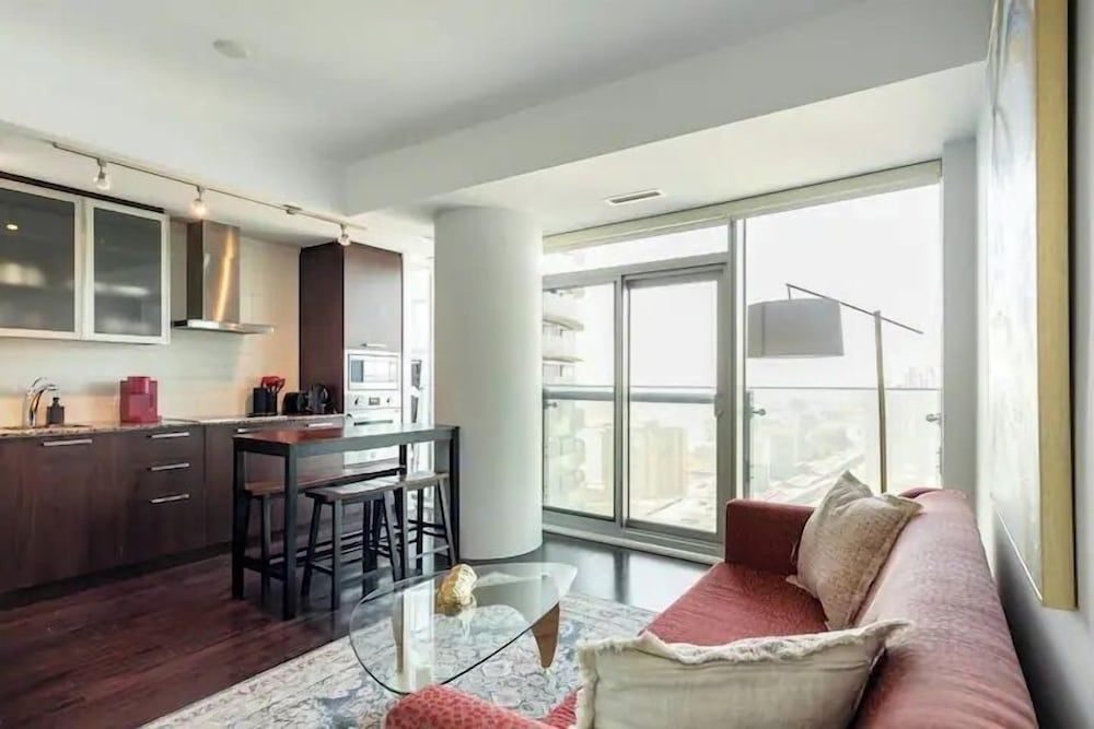 Elegant Suites - CN Tower & Lake View Classic Suite 9