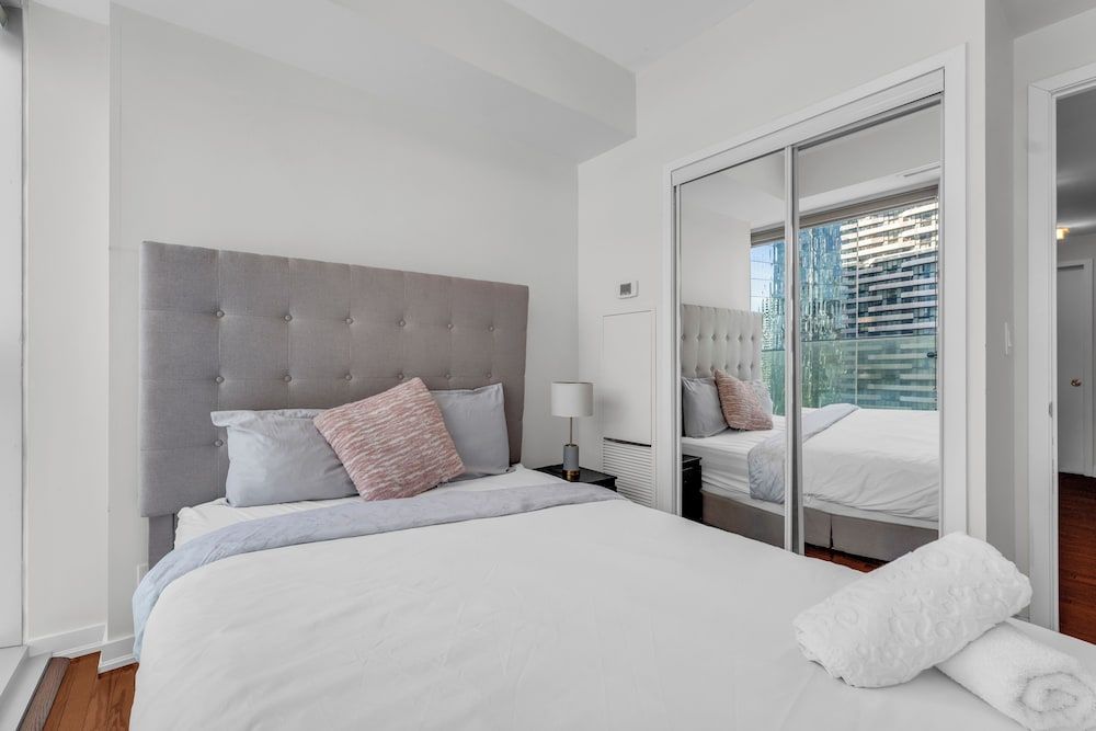 Elegant Suites - CN Tower & Lake View Junior Suite 2